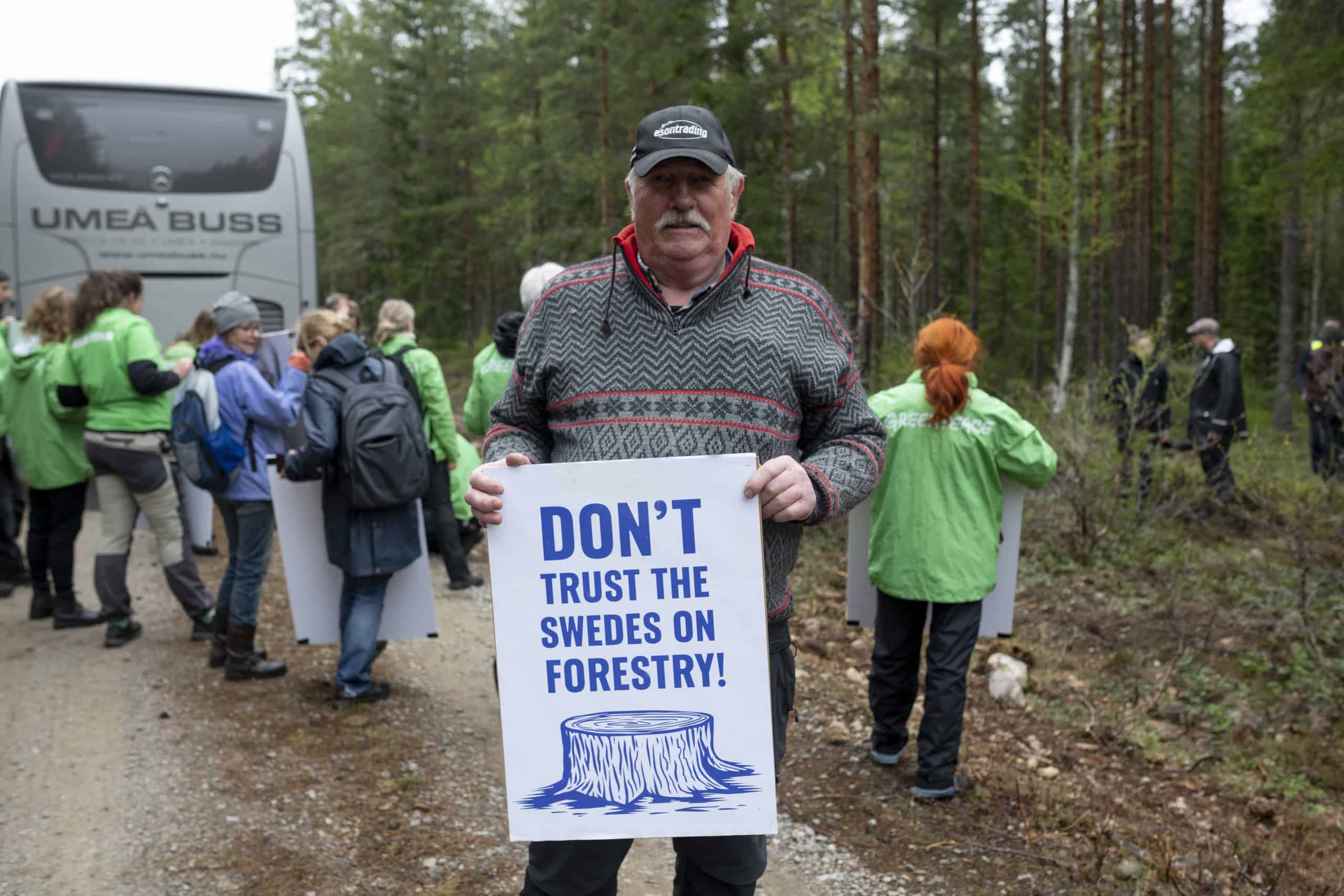 Leif Lundberg från Maskaure sameby demonstrerar mot svenskt skogsbruk