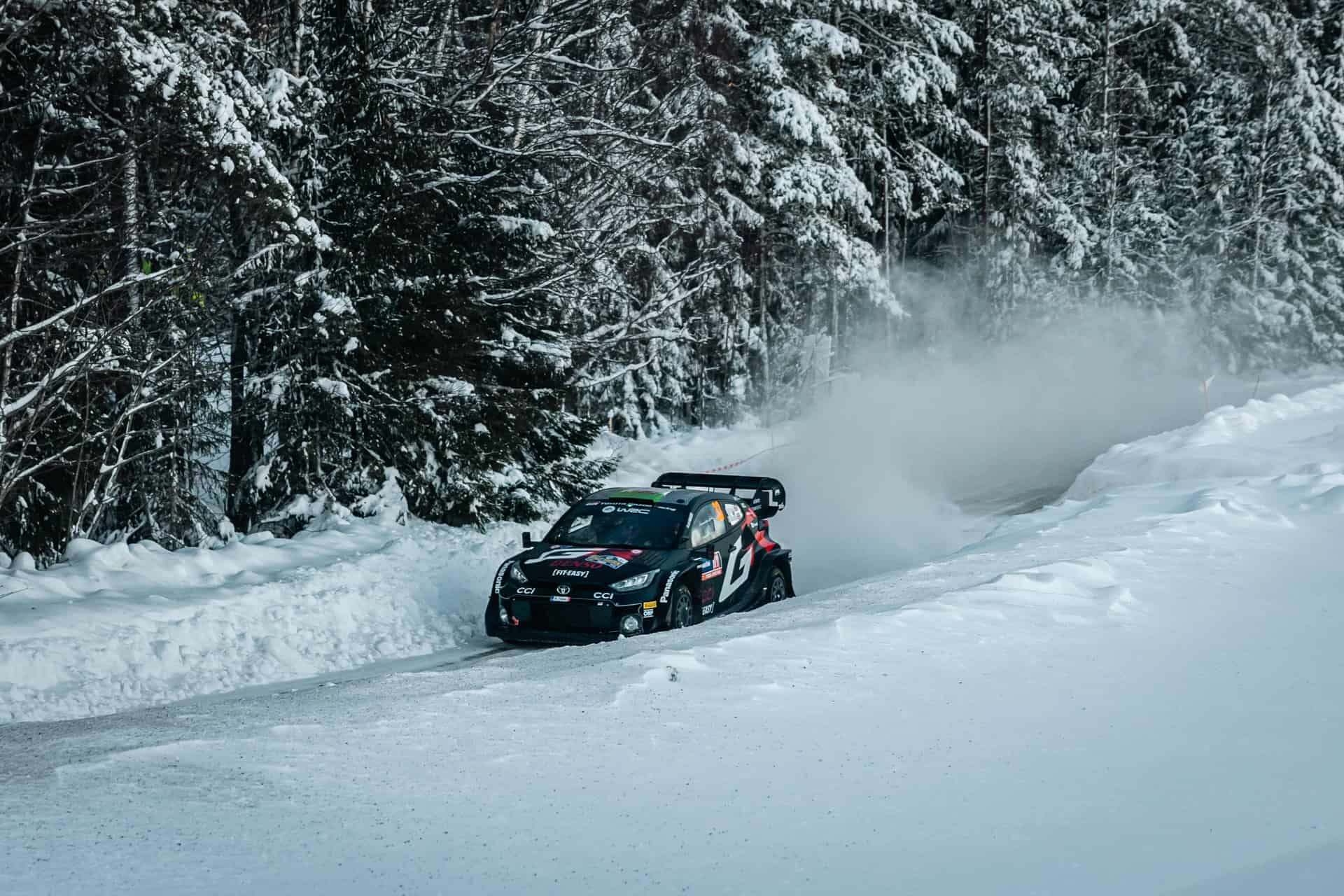 Bild på rallybil i snö